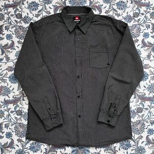 Vintage grunge Quiksilver Men's Black Long-Sleeve Button-Up Shirt